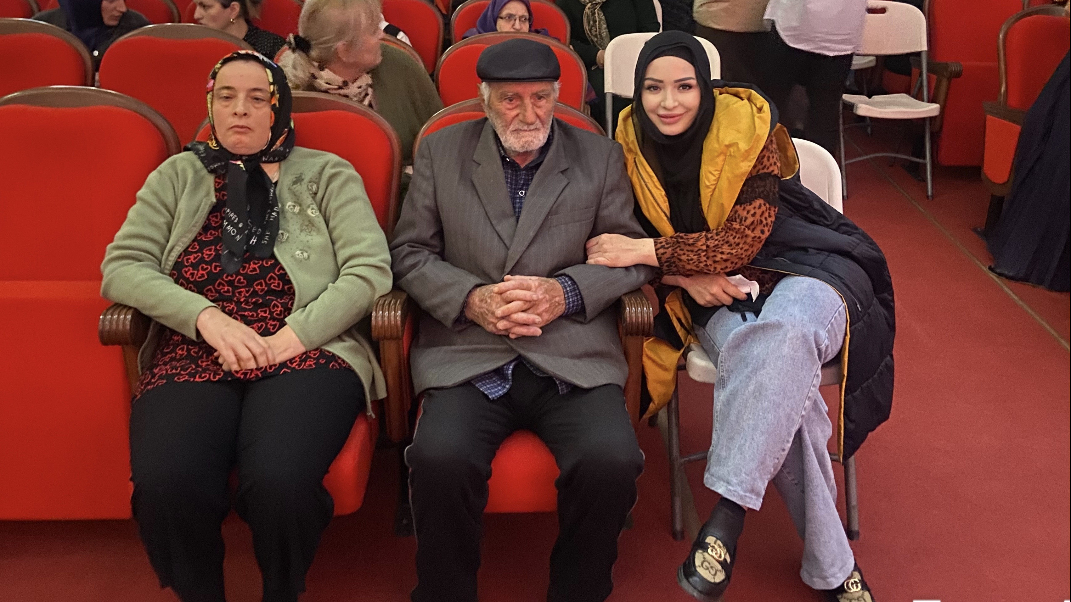 Вчера волонтеры Комплексного центра Хунзахского района пригласили инвалидов на показ комедии Аварского музыкально-драматического театра имени Гамзата Цады